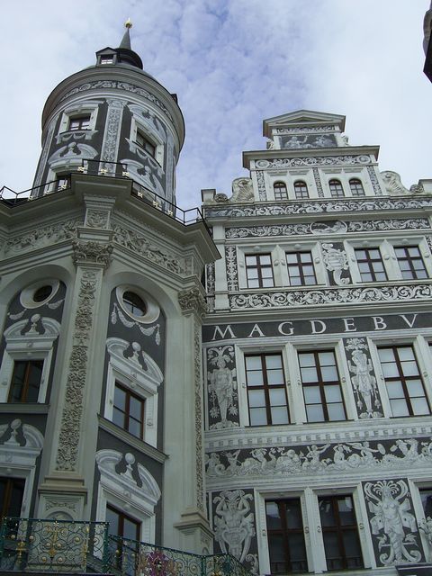 Großer Schlosshof mit Scraffitotechnik