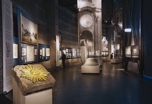 Blick von der Goldenen Sonne in die Rahmendokumentation (© Asisi)